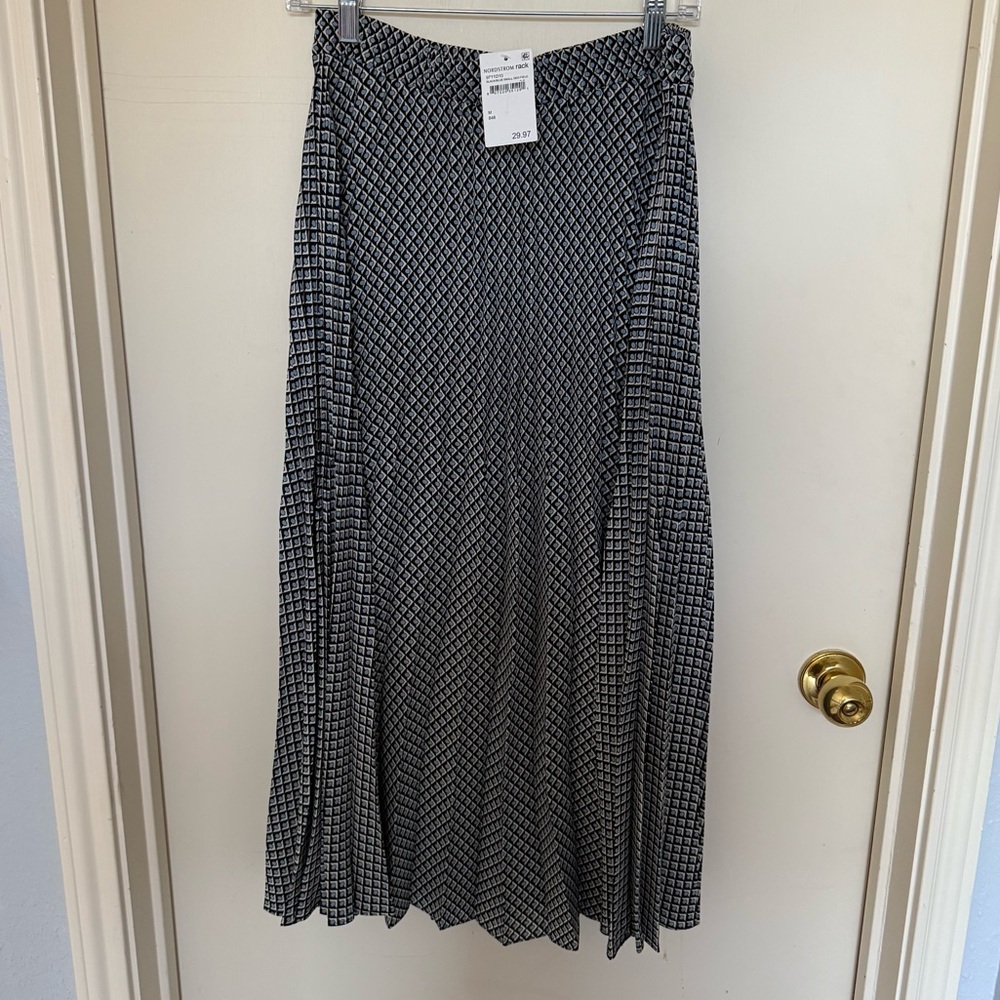 Nordstrom Blue, Black, and White Patterned Pleated Skirt